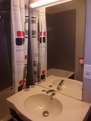 Estudio | Baño | Tina, secadora de cabello, toallas 