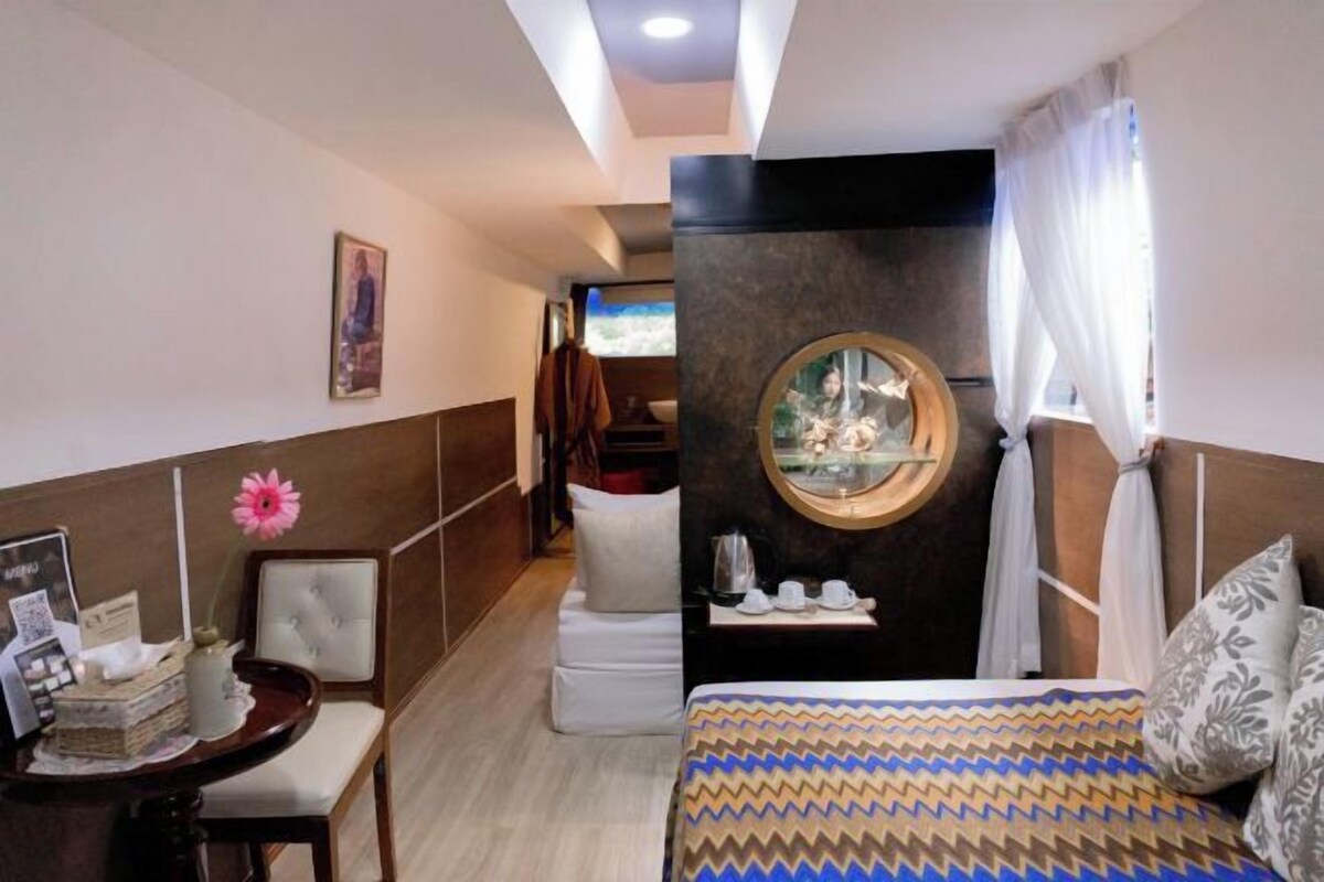 Minibar, WiFi (free), individually decorated, individually furnished