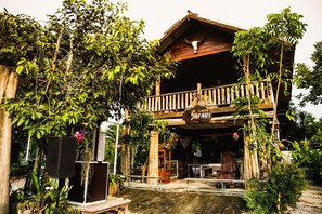 ميني بار وبديكورات فريدة لكل غرفة وطراز فريد لكل وحدة وواي فاي مجانًا