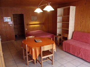 Studio | Living area | Flat-screen TV - Residence Le Champbourguet (Besse-et-Saint-Anastaise)