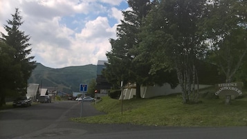 Un área residencial con una calle que lleva a una casa con el rótulo 'RESIDENCE CHAMPBOURGUET'.
