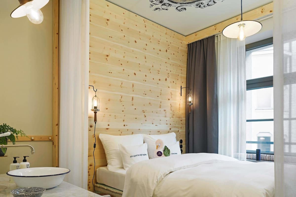 Medium | Premium bedding, down duvets, free minibar, in-room safe