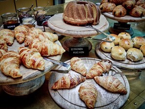 Se ofrece un desayuno bufé todos los días (por un coste adicional)