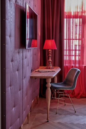 Bộ đồ giường cao cấp, chăn bông, minibar với thức uống miễn phí 