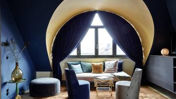 Peacock Suite | Premium bedding, down duvets, free minibar, in-room safe