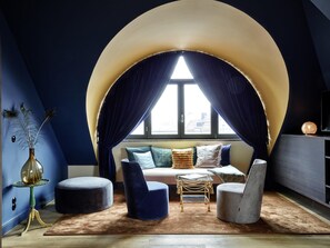 Peacock Suite | Premium bedding, down duvets, free minibar, in-room safe - 25hours Hotel The Royal Bavarian (Munich)