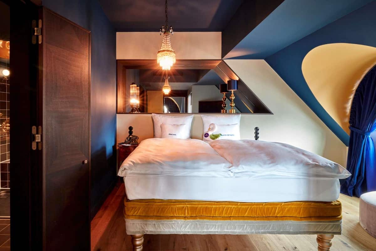 Peacock Suite | Premium bedding, down duvets, free minibar, in-room safe
