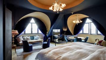 Swan Suite | Seprai premium, selimut bulu angsa, minibar gratis, dan brankas