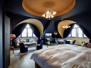 Swan Suite | Premium bedding, down comforters, free minibar, in-room safe