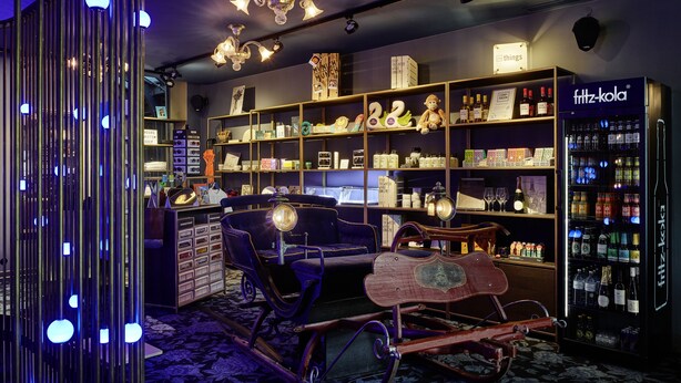 Une chambre dotée d’une bibliothèque, d’un fauteuil à bascule d’époque et d’un mini-bar.