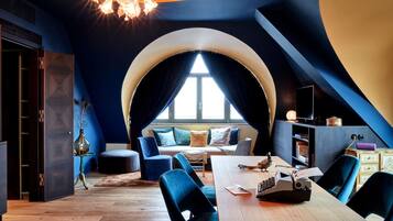 Swan Suite | Hochwertige Bettwaren, Daunenbettdecken, kostenlose Minibar, Zimmersafe