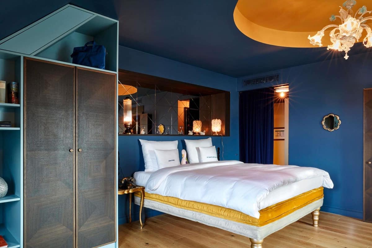 Swan Suite | Premium bedding, down duvets, free minibar, in-room safe