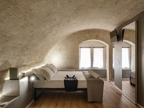 Suite Deluxe | Cobrellits, minibar, escriptori i habitacions insonoritzades 
