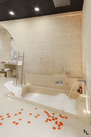 Suite, Bathtub | Deep soaking bathtub - Hydria Residence (Matera)