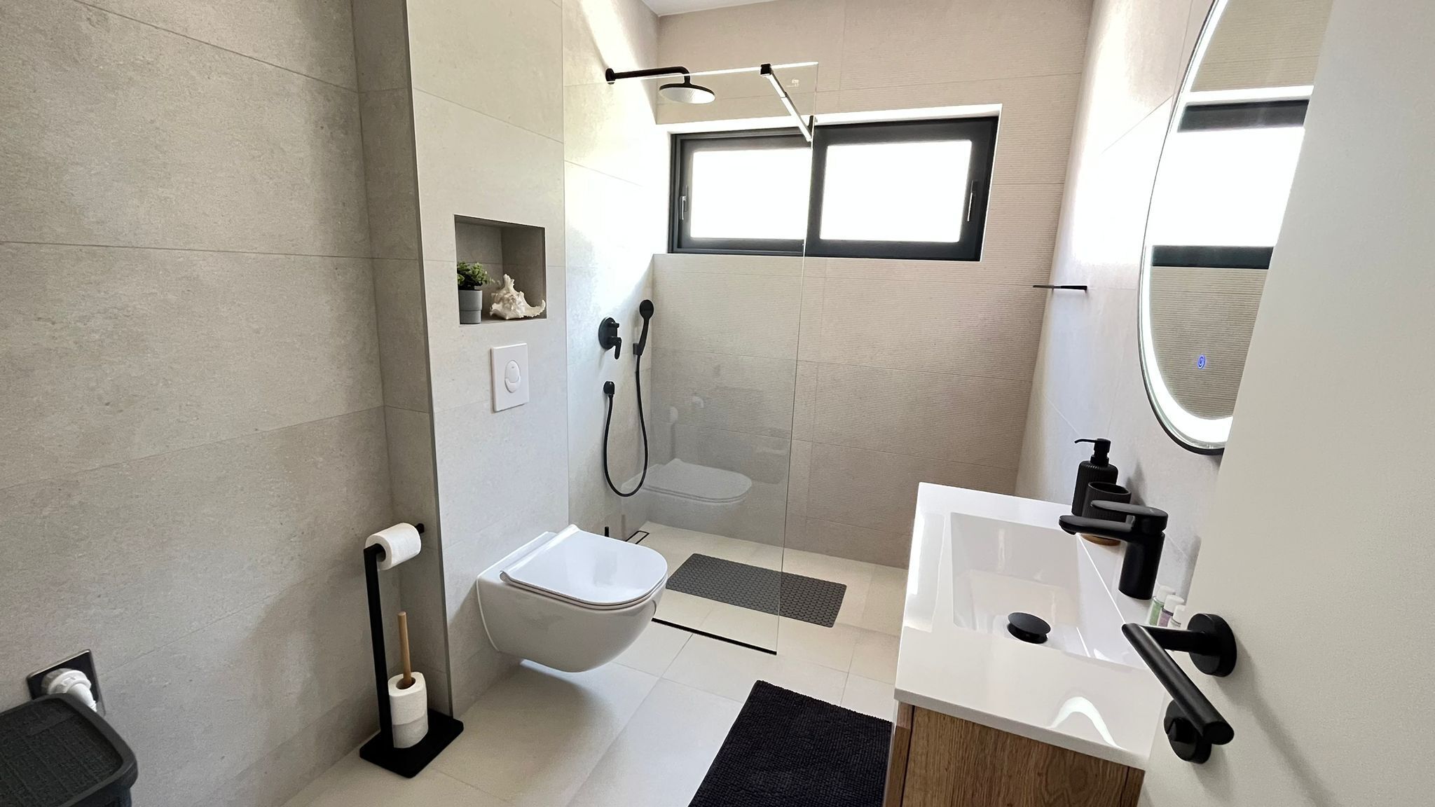 Lejlighed - 2 soveværelser - terrasse | Badeværelse | Bruser, gratis toiletartikler, hårtørrer, håndklæder