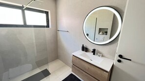 Apartment, 2 Bedrooms, Terrace | Bathroom | Shower, free toiletries, hair dryer, towels