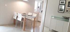 Apartemen, 2 kamar tidur, teras | Makan di kamar