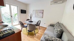 Leilighet, 1 soverom, balkong | Oppholdsområde | Flatskjerm-TV