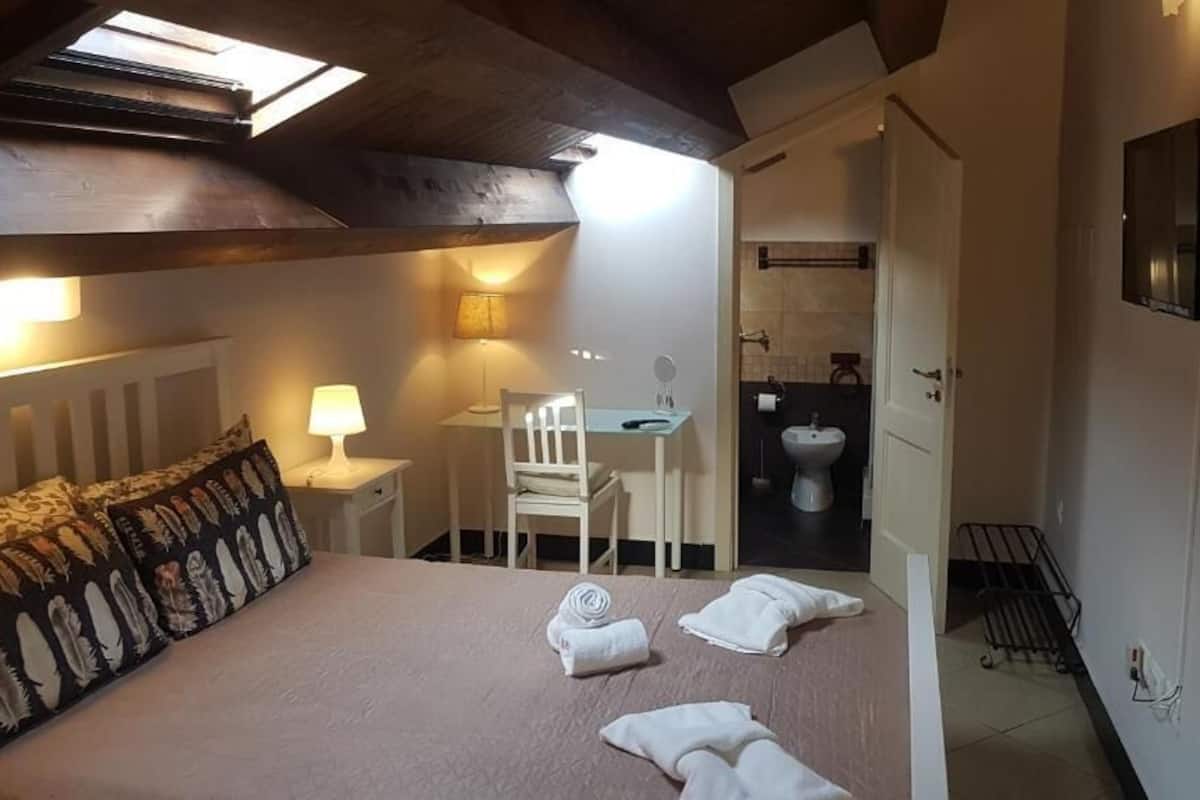 Standard Double Room | Peralatan tempat tidur premium, bar mini, meja, kalis bunyi