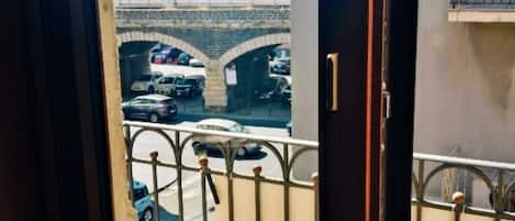 Quadrupla Luxury (Balconata) | Biancheria da letto di alta qualità, minibar, una scrivania