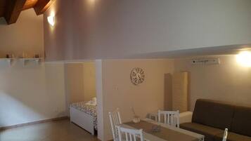 Habitación triple Deluxe | Ropa de cama de alta calidad, minibar, escritorio y insonorización