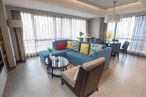 Habitación Deluxe, 3 habitaciones | Caja de seguridad en la habitación y espacio para trabajar con laptop 