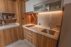 デラックス スタジオ | 専用キッチン | 冷蔵庫、電子レンジ、コンロ、電気ポット