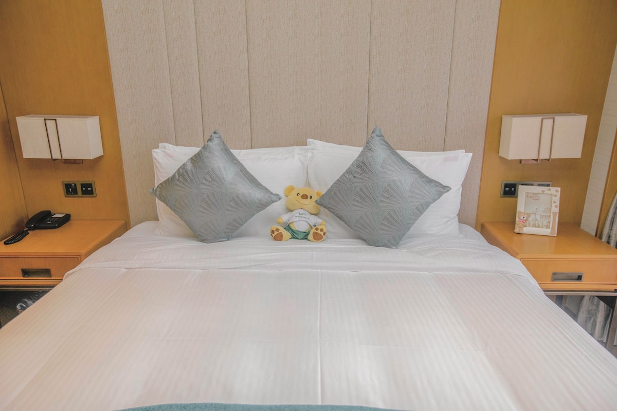 Deluxe Studio | In-room safe, laptop workspace, soundproofing, iron/ironing board