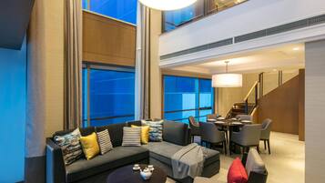 Caixa forta a l'habitació i espai de treball apte per a portàtils