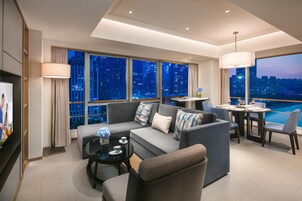 Caja de seguridad en la habitación y espacio para trabajar con laptop