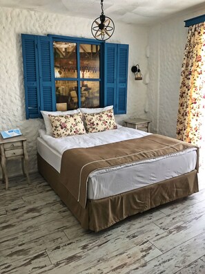 Standard-Doppel- oder -Zweibettzimmer | Hochwertige Bettwaren, Minibar, Zimmersafe, Schreibtisch