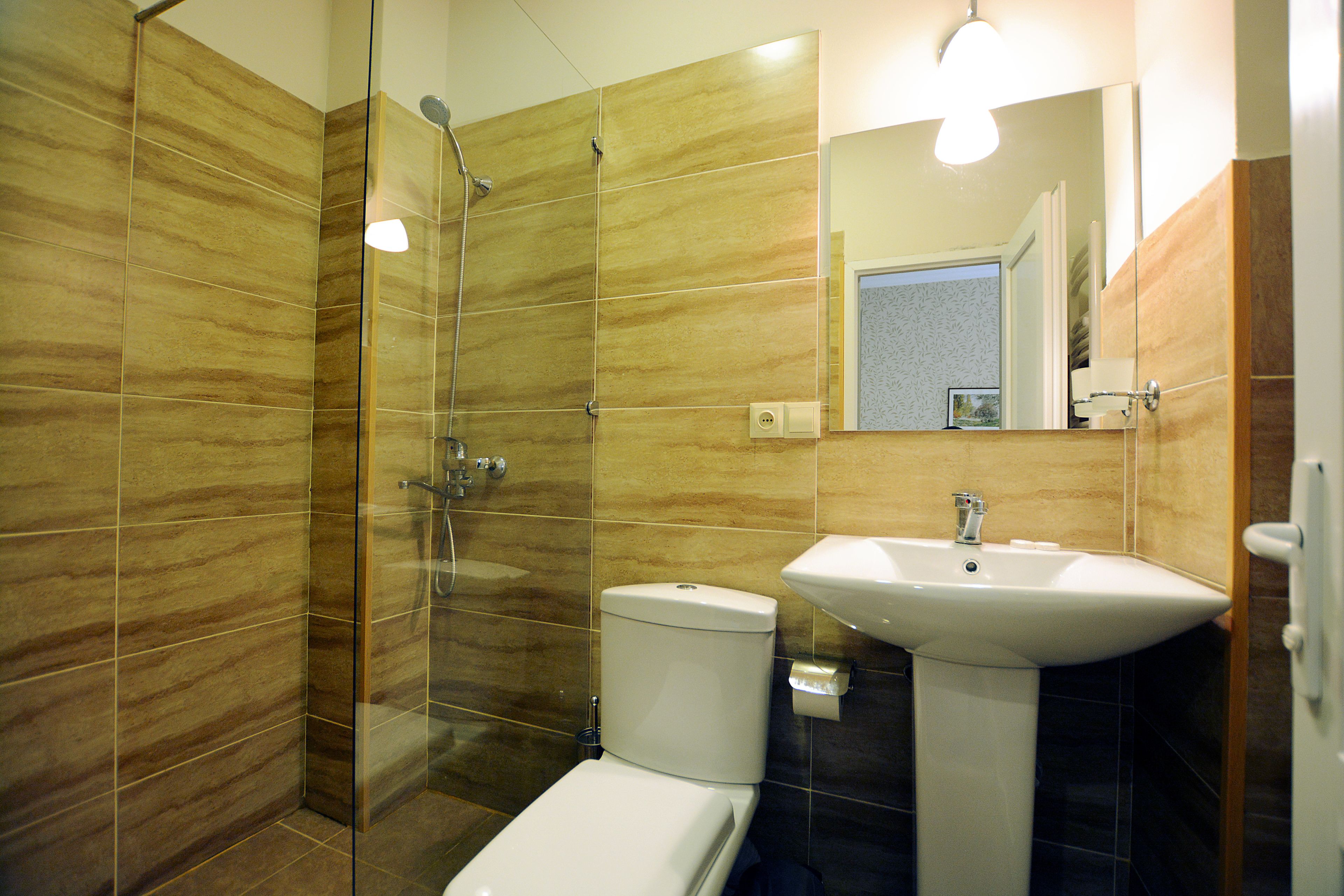 Luxury Apartment, 3 Bedrooms, Park View | Bathroom | Shower, free toiletries, towels