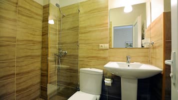 Luxury Apartment, 3 Bedrooms, Park View | Bathroom | Shower, free toiletries, towels