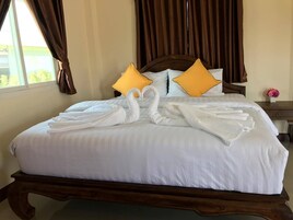 Quarto casal luxo | Escrivaninha, quartos à prova de som, Wi-Fi de cortesia