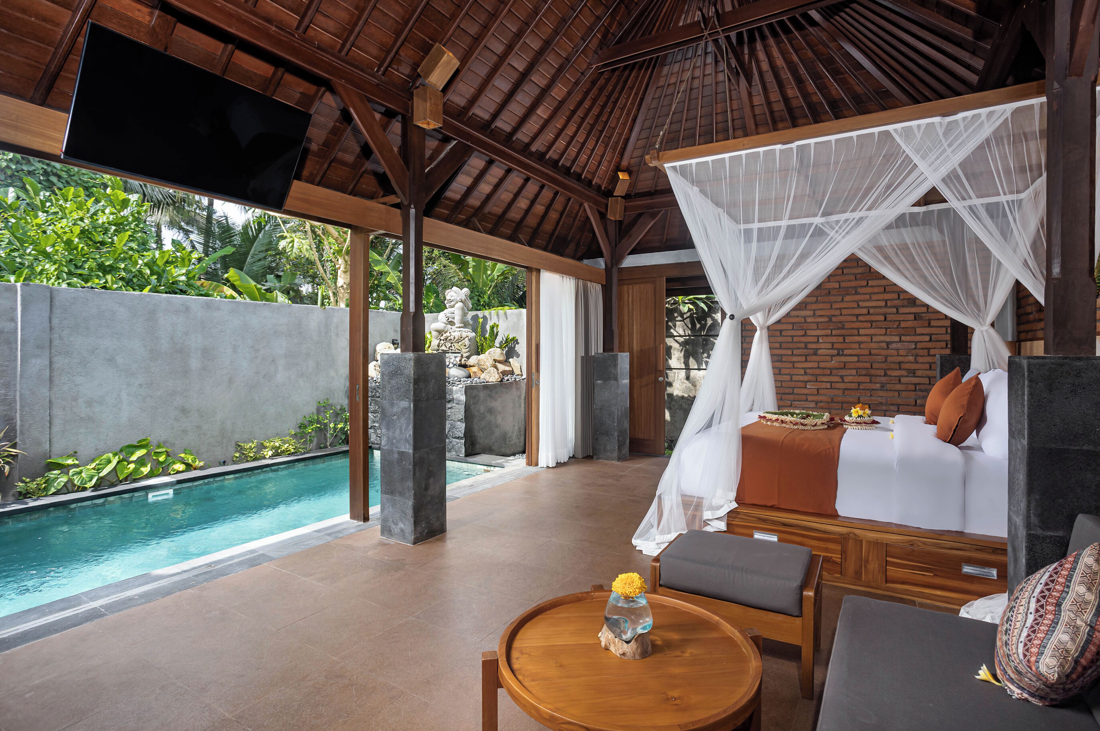 Ein Zimmer mit Bett, Pool und Fernseher.