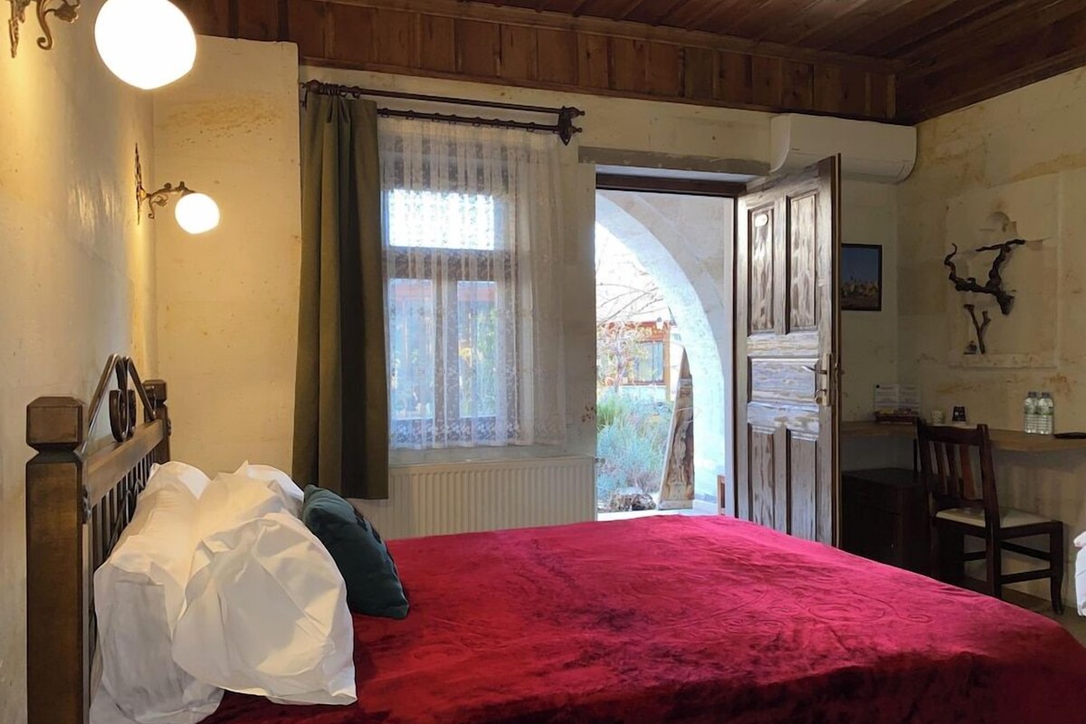 In-room safe, desk, soundproofing, free WiFi