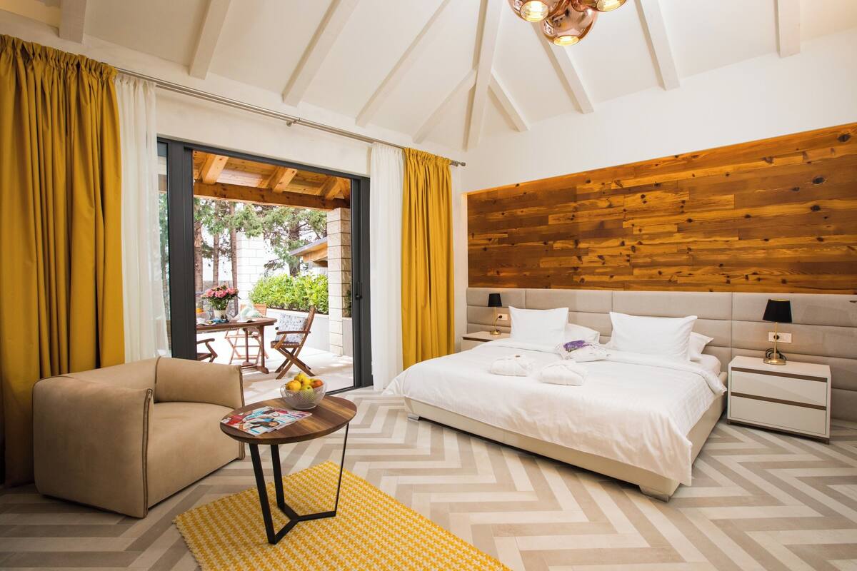 Premium Suite (SAPHIRE) | Premium bedding, in-room safe, desk, blackout curtains