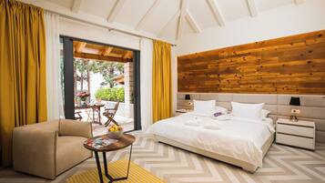 Ein Hotelzimmer mit einem Bett, einem Sessel, einem kleinen Tisch und einer Holzwand.