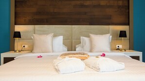 Una habitación de hotel con una cama grande, dos mesitas de noche y un cabecero de madera.