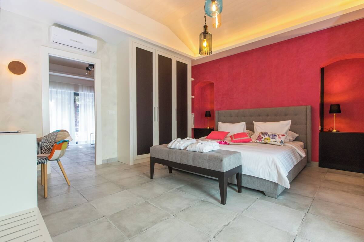 Deluxe Studio, Terrace (PINK DIAMOND) | Premium bedding, in-room safe, desk, blackout curtains