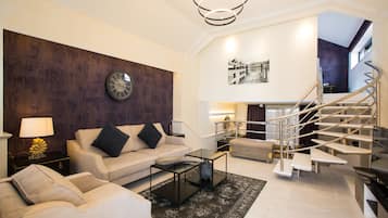 Studio tiện nghi đơn giản, hiên (AMETIST) | Bộ đồ giường cao cấp, két bảo mật tại phòng, bàn, màn/rèm cản sáng