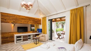 Un dormitorio moderno con cama, televisor, pared de madera y vista a un espacio exterior.