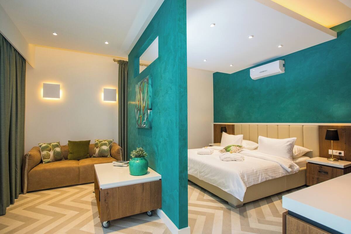 Premium Double Room, Patio (EMERALD) | Premium bedding, in-room safe, desk, blackout curtains