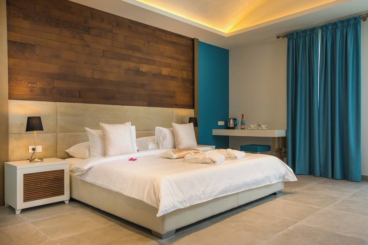 Deluxe Suite, Terrace (TURQUOISE) | Premium bedding, in-room safe, desk, blackout curtains