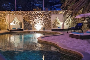 Piscina externa sazonal, guarda-sóis, espreguiçadeiras