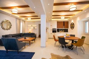 Premium-penthouselejlighed - privat pool (BLUE DIAMOND) | Premium-sengetøj, pengeskab på værelset, individuelt design, skrivebord