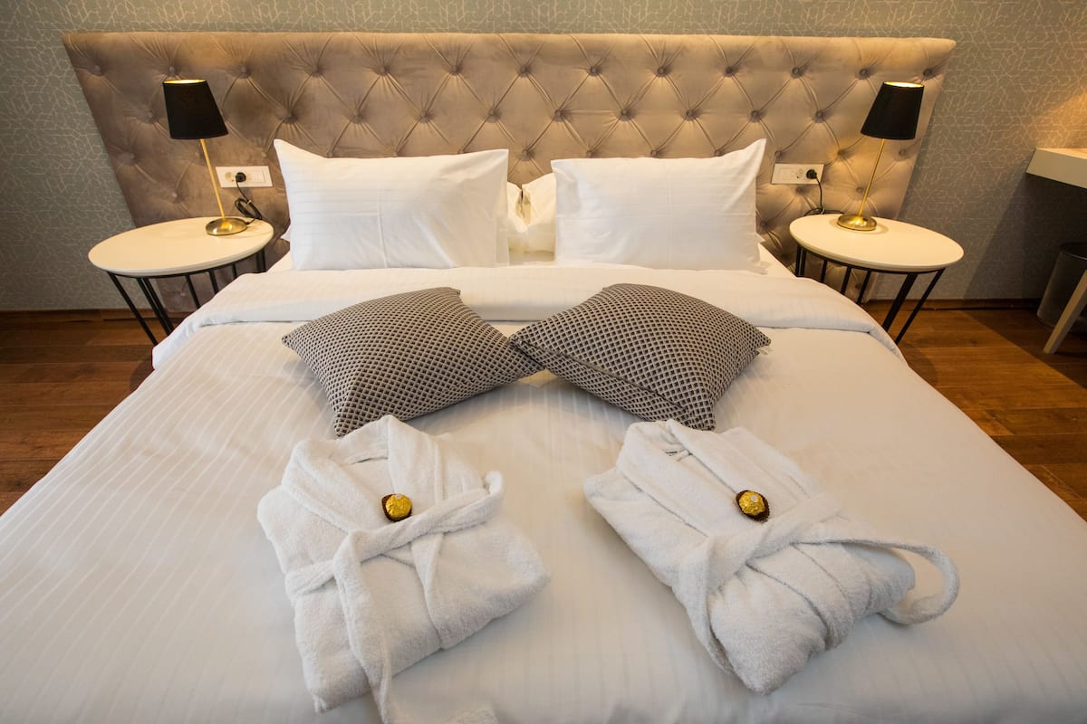 Ático Premium, piscina privada (BLUE DIAMOND) | Ropa de cama de alta calidad, caja fuerte, escritorio y cortinas opacas