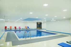 Piscine extérieure (ouverte en saison), chaises longues