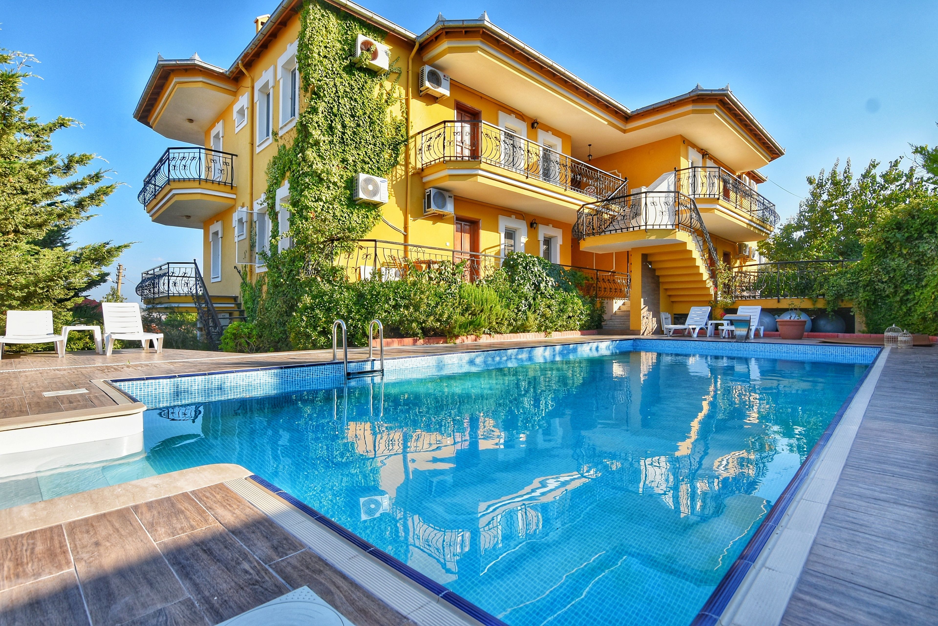 Piscine extérieure, parasols de plage, chaises longues