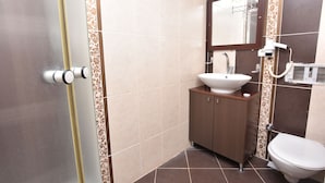Un baño con inodoro, lavabo y espejo.